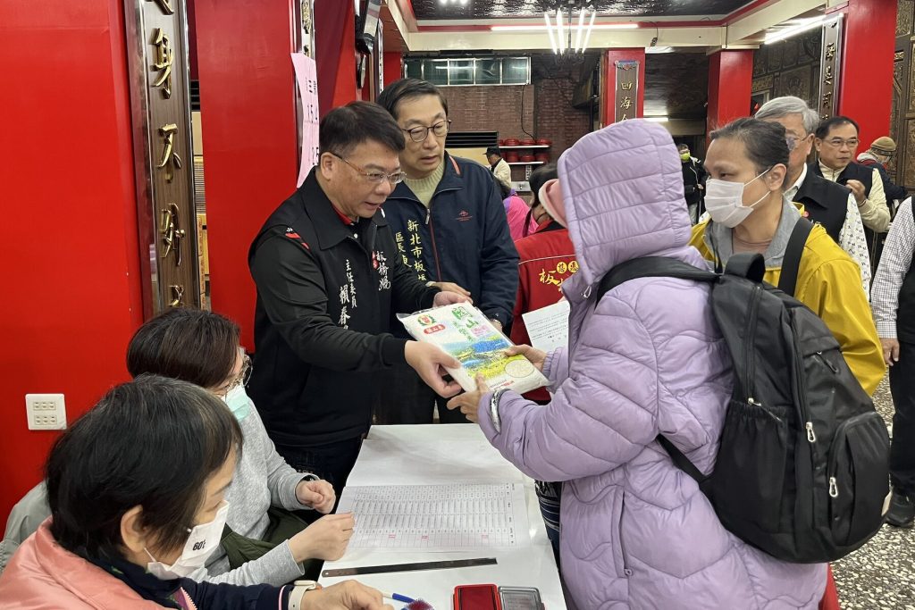 媽祖與觀音齊送暖！板橋慈惠宮、接雲寺捐 265 萬慰問金     助 2,336 戶弱勢過好年