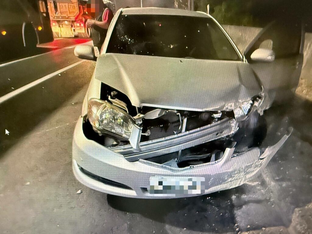 大坪頂自小客因貨運曳引車掉落砂石打滑自撞　林園警迅速到場處置排除