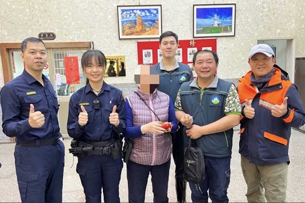 瑞芳清潔隊立大功！大型家具清運驚見百萬金飾     拾金不昧助失主 3 小時尋回