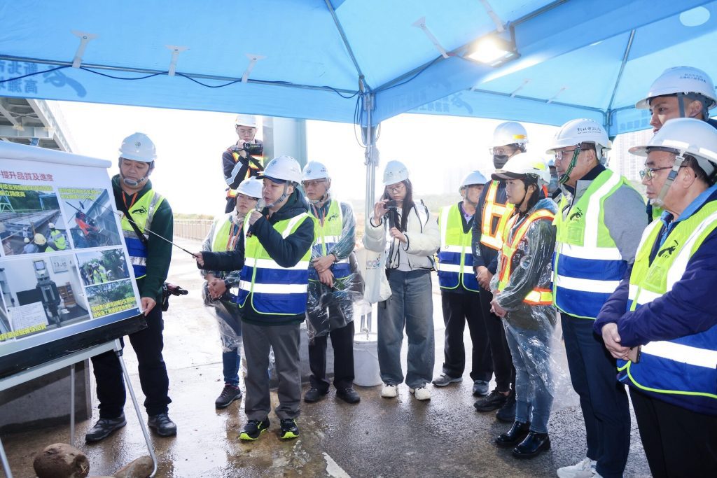 淡水單車族福音！金色水岸觀海長堤 1.7 公里工程拚 7 月完工     侯友宜親赴視察