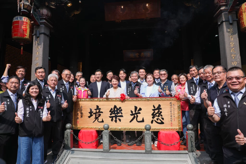 樂成宮化身幸福殿堂！ 　盧市長見證集團婚禮 贈匾感謝媽祖庇佑