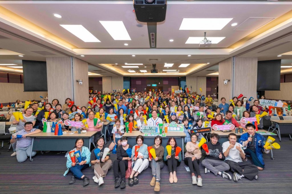 影音/彰基醫院變巨蛋TEAM TAIWAN  400位醫護手持加油棒與應援標語