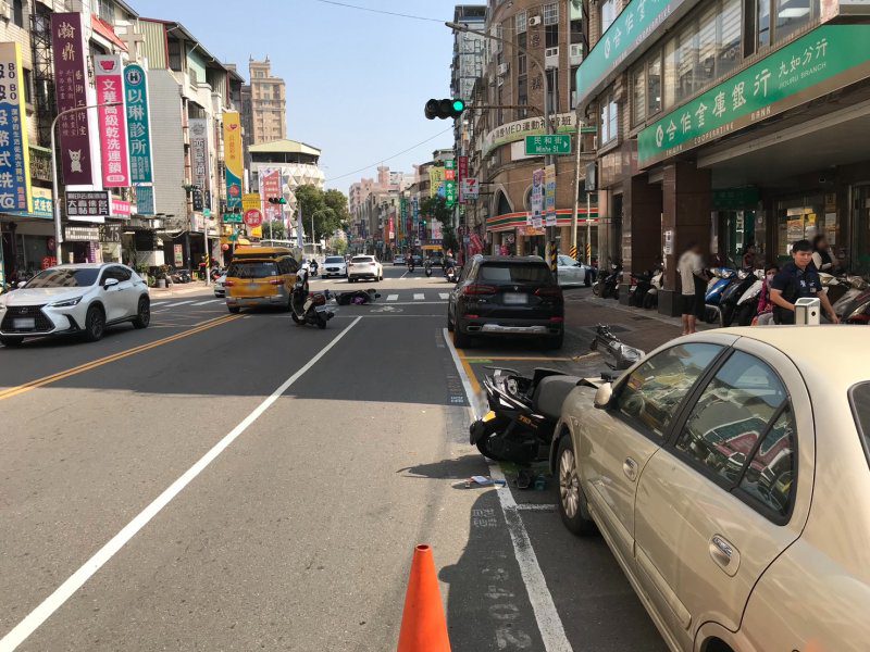 港灣新聞網 / 高雄三民區覺民路機車碰撞事故！兩騎士擦傷送醫　警方釐清肇因