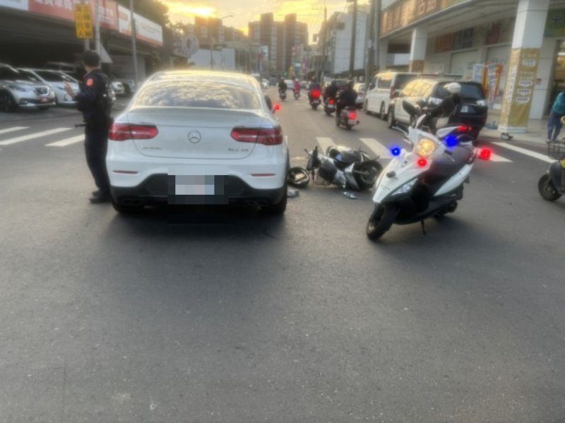 港灣新聞網 / 高雄岡山中山南路口交通事故！自小客車轉彎與機車碰撞 騎士受傷送醫