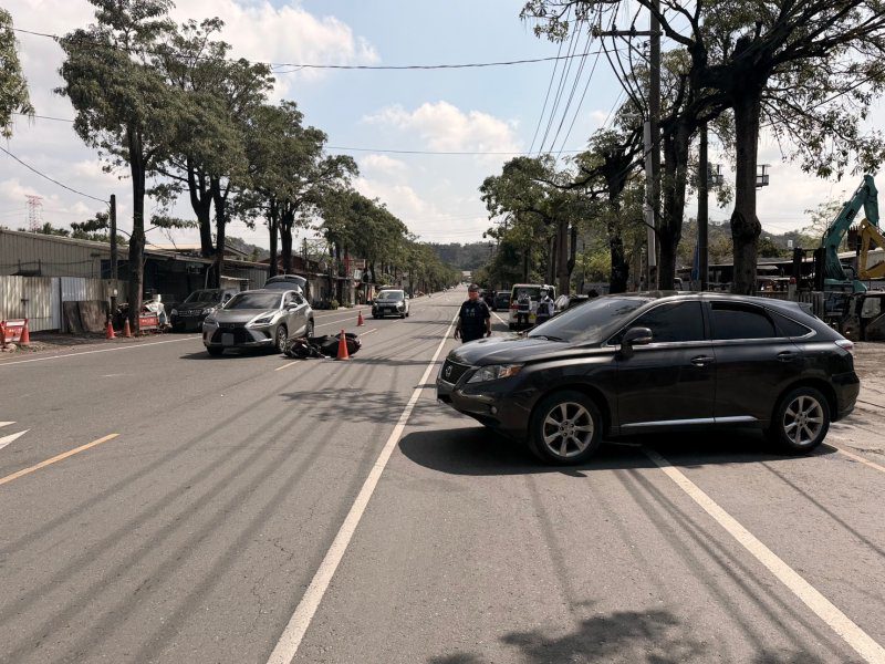 港灣新聞網 / 高雄大社驚險車禍！起步未禮讓機車遭撞滑行再碰車　騎士受傷送醫