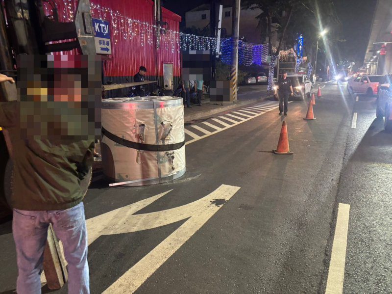 港灣新聞網 / 營曳引車急煞鋼捲掉落岡山中山南路　警方依法開罰並疏導交通