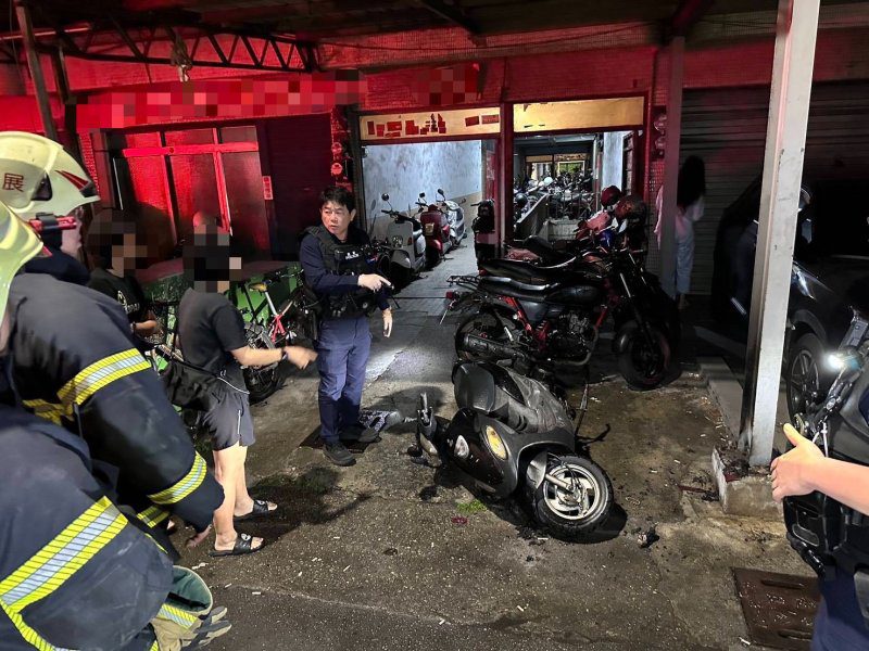 港灣新聞網 / 鼓山龍德路深夜機車火警！鐵罐藏煙蒂釀燒損　警調監視器釐清是否人為