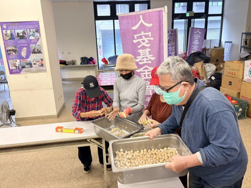 港灣新聞網 / 元宵節暖心活動！人安基金會三民平安站寒士手作地瓜湯圓迎團圓