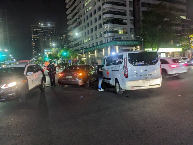 港灣新聞網 / 高雄中華一路救護車事故！未禮讓救護車恐遭重罰3萬元並吊銷駕照