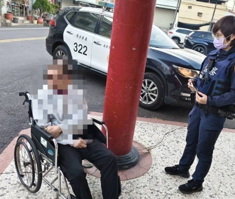 港灣新聞網 / 輪椅男清晨離家母心急報警　東港警火速尋獲助母子團圓
