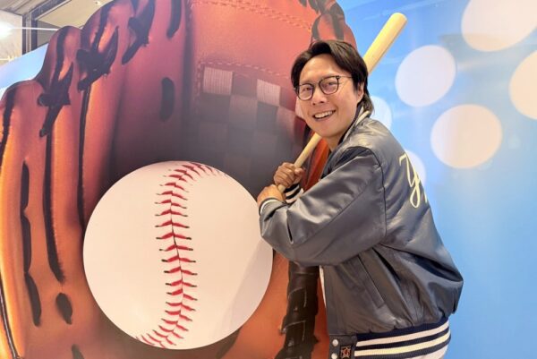 迎接WBC棒球熱潮！「港仔台爸」金鐘主持張啟樂、啦啦隊女神宛宛、饒舌歌手ZX 登MLBPA官方授權商品登快閃店