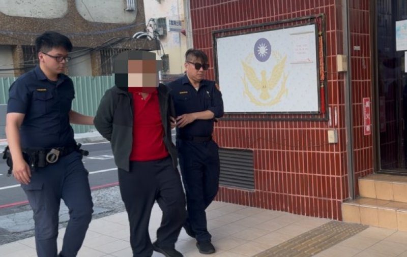 港灣新聞網／高雄三民男子情緒失控砸車毀充電樁　警方到場制止送醫偵辦