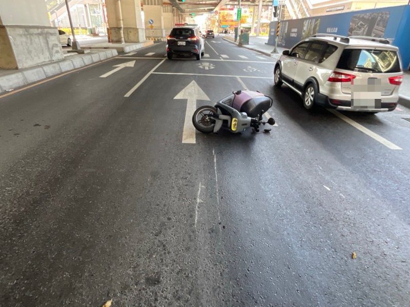 港灣新聞網／路面油漬釀機車自摔事故　岡山警調監視器追查疑似滲漏大貨車