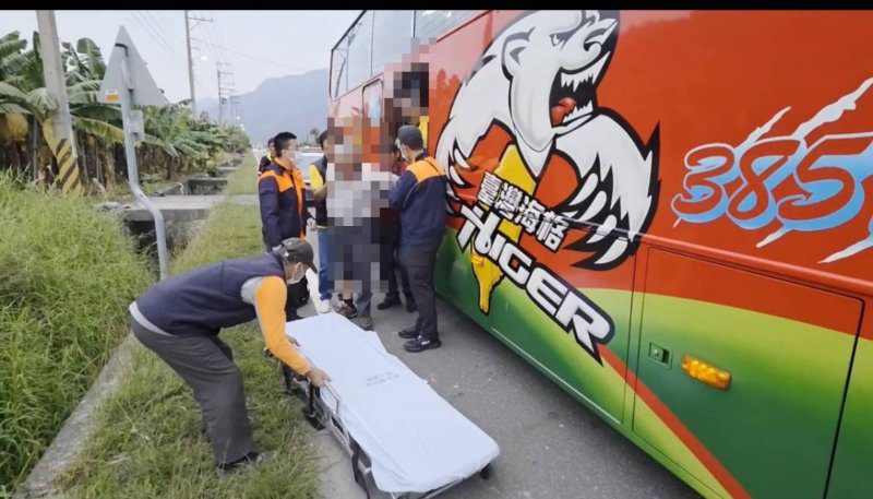 港灣新聞網／進香客疑心臟不適倒車內　六龜警巡邏車開道10公里緊急護送就醫
