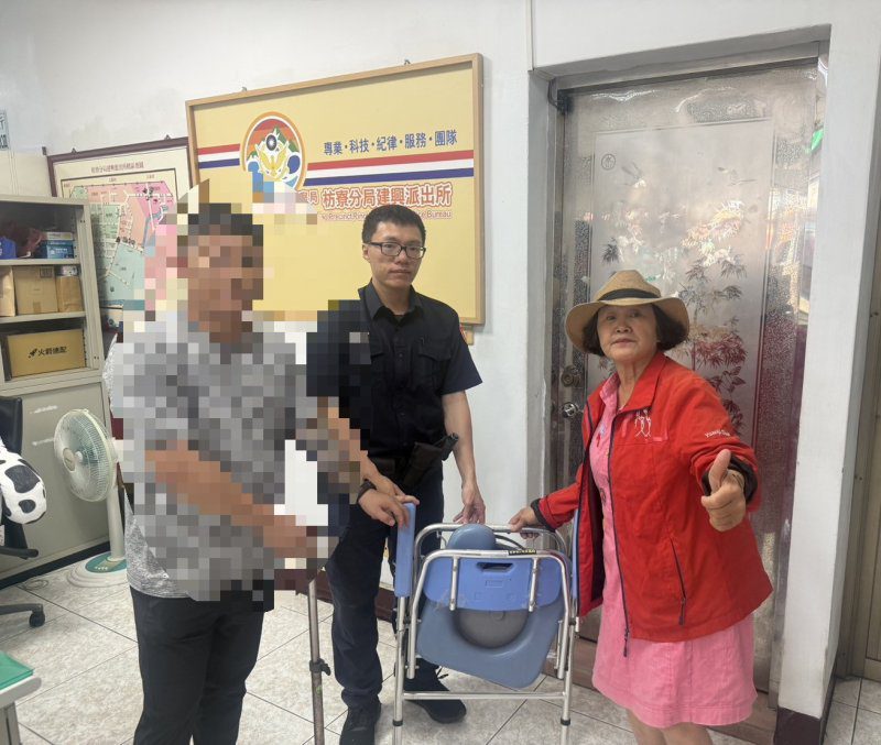 港灣新聞網／93歲長者行動不便　枋寮警攜手村長募集輔具送暖