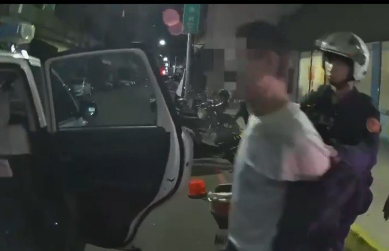 港灣新聞網／未開大燈露餡！苓雅警追車逮2通緝犯　查獲毒品與毒駕