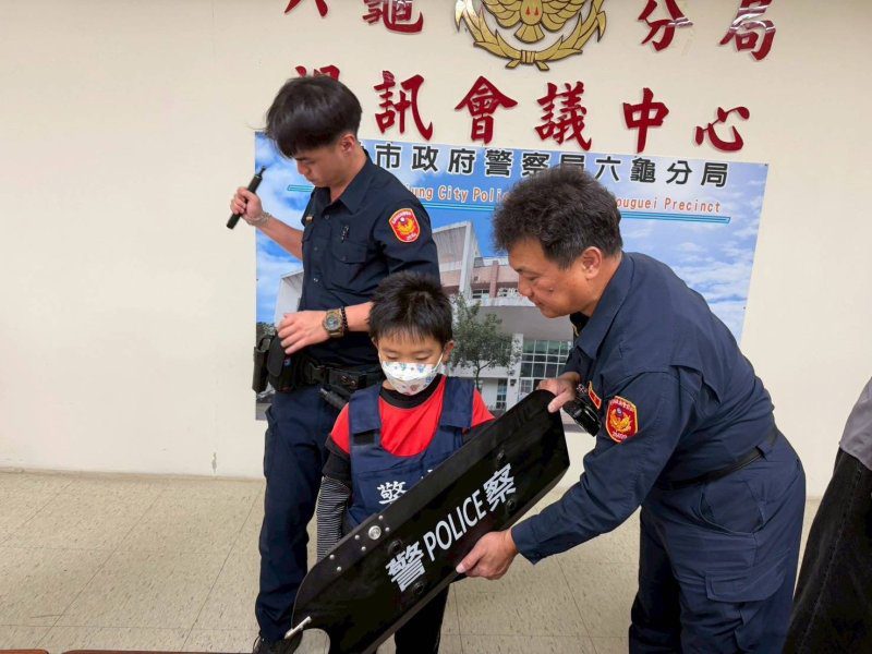港灣新聞網／萌翻！六龜國小學童化身小小警察　體驗警用裝備超興奮