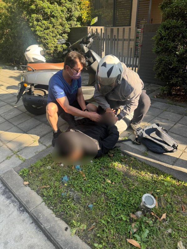 港灣新聞網／投資詐騙94萬！高雄警設局「面交抓車手」當場逮人