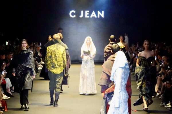 「佛系時尚」：佛教人文與當代時尚的靈魂交織  C JEAN 簡君嫄以「生活禪」啟幕 文化部主辦26AW 臺北時裝週  邀請楠西萬佛寺方丈-法藏大和尚出任哲學藝術導師，演繹「SA TA NA MA」生命序曲