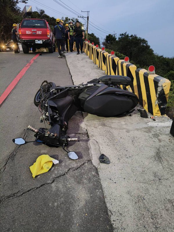 港灣新聞網／柴山大路驚險自摔！18歲騎士跌落邊坡　警消合力救援脫困