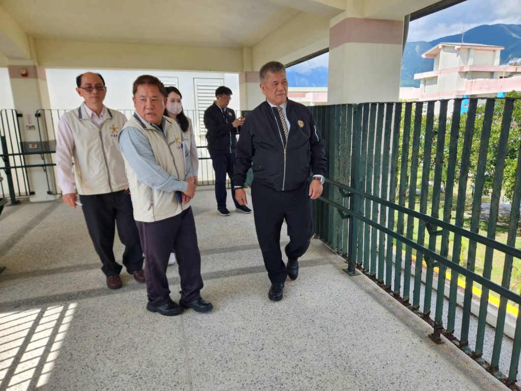 退輔會副主委吳志揚督導花蓮榮家重點工程 頒贈加菜金為住民賀節