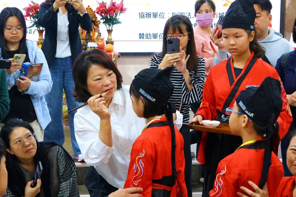 嘉義市公益古禮抓週暨學童開筆禮儀式　黃敏惠祝福萌娃、學子幸福成長
