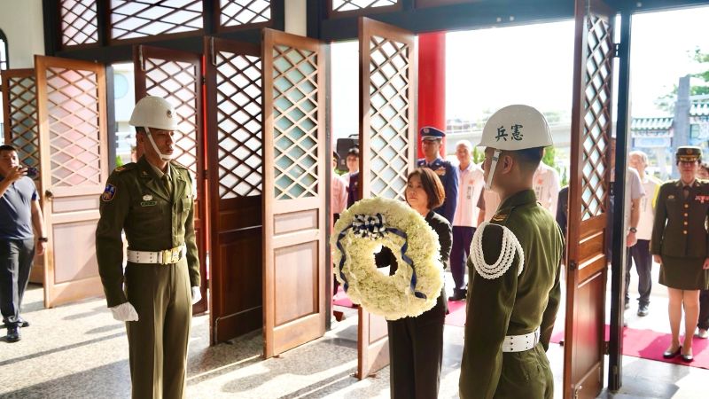 白玫瑰傳遞思念　屏東春祭溫暖致意烈士遺族