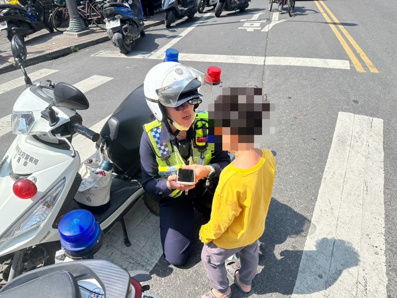 玉賢宮平安繞境湧人潮　里港警助6歲迷童找到爸爸