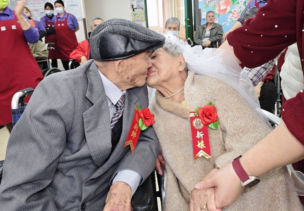 相守一甲子愛如藍寶石  榮家住民65周年紀念婚禮溫馨登場 