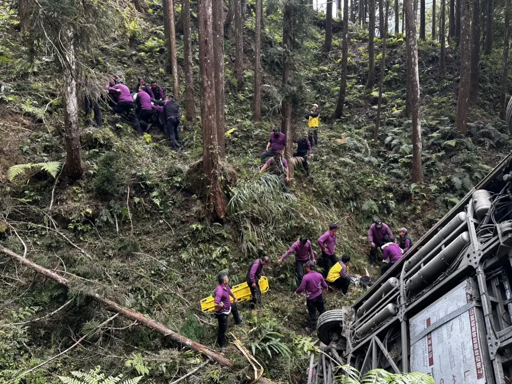 南投杉林溪遊園車突墜山谷　造成8人輕重傷送醫　其中1人頭部重創不治
