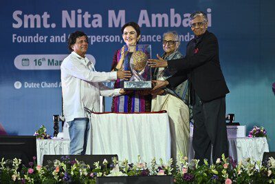 Reliance Foundation 創辦人兼主席 Nita M. Ambani 夫人榮獲 2025 年 KISS 人道主義獎