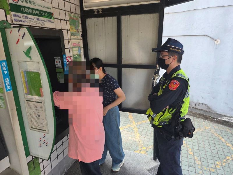 老翁領錢卡關　東港警現身解圍暨東港警訊