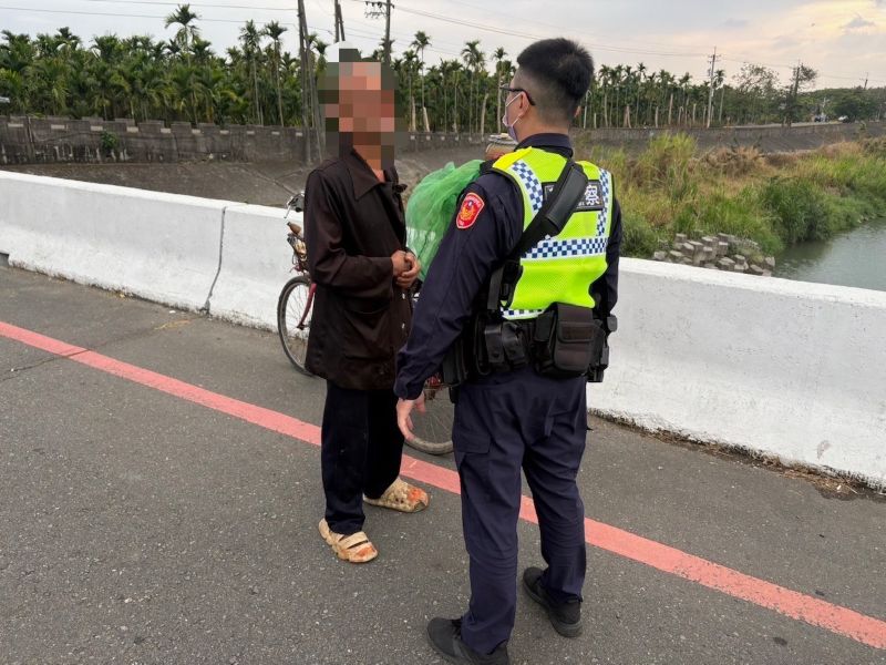 老翁騎車體力不支　溫馨內埔警遞水解渴暨內埔警訊