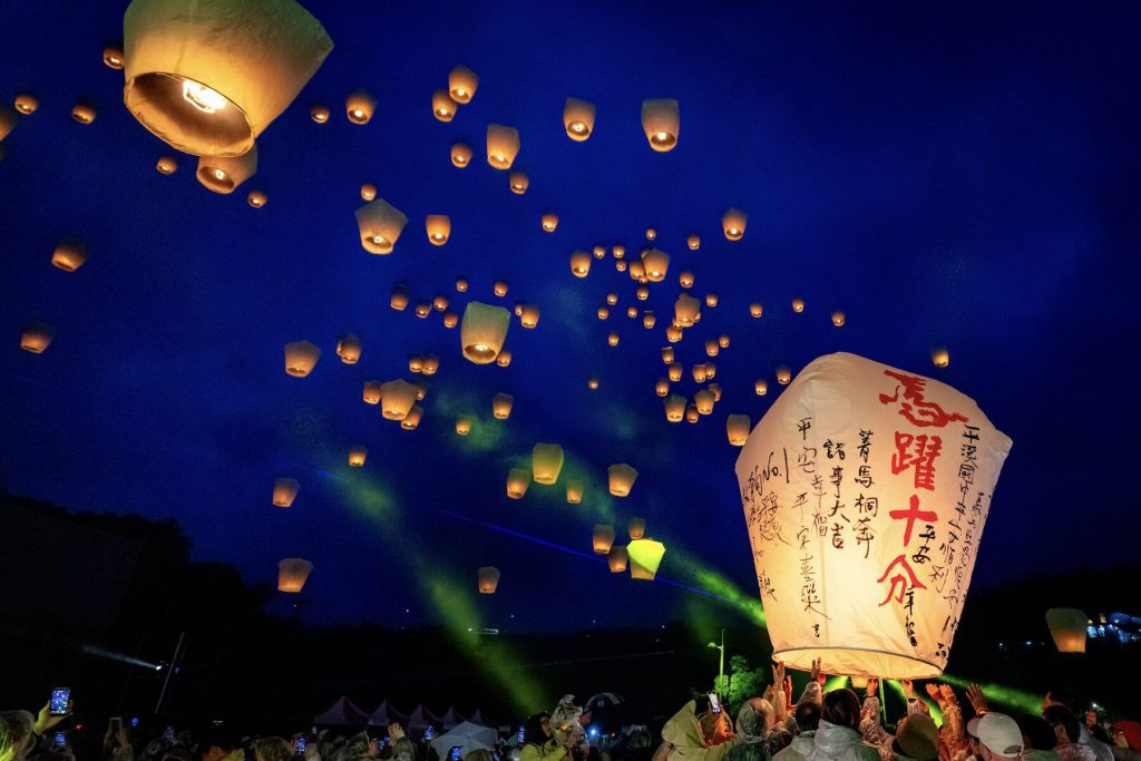 平溪天燈節龍馬雙飛！侯友宜十分廣場施放20呎巨型主燈　象徵新北馬力全開