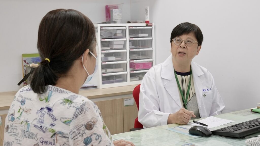 女性出現睡眠品質不佳半夜甦醒  醫師：更年期女性常見睡眠困擾
