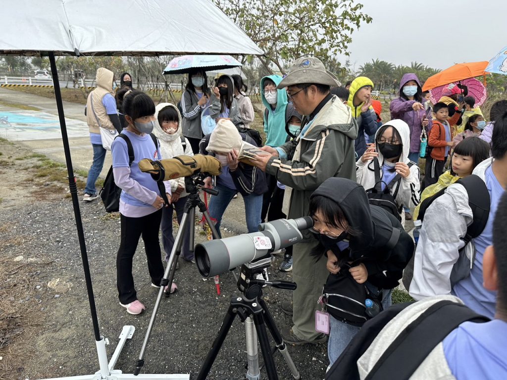 濕地變教室！雲嘉南四校 200 生接力「觀鳥小旅行」