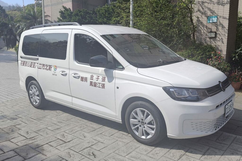 孝心化作守護之翼！張姓姊妹以父母名義捐贈復康車     助八里院生平安行