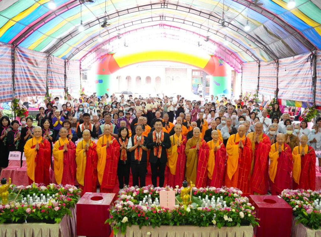 大台中佛教會浴佛祈福大會登場　上千信眾共沐佛恩 民政局長祈願市民幸福安康