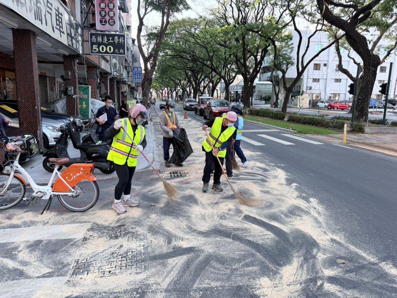 港灣新聞網 / 高雄大順二路漏油釀禍！2騎士打滑摔傷　警開罰並扣牌