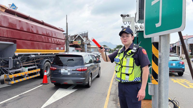 港灣新聞網 / 清明連假車潮爆發！枋寮警啟動交通疏導與調撥車道措施