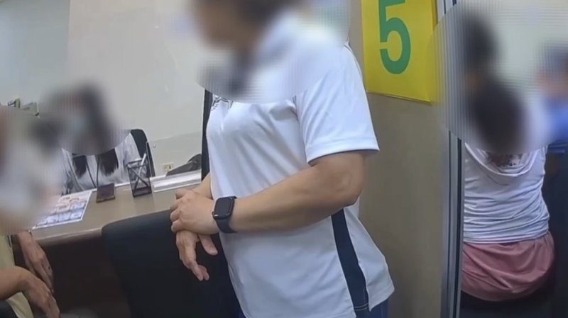 港灣新聞網 / 網戀騙喪葬費！84歲翁險失45萬　苓雅警聯手行員即時阻詐