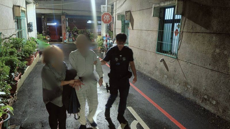 港灣新聞網 / 92歲翁風雨夜迷途險失溫　高雄小港警即時救援護送返家