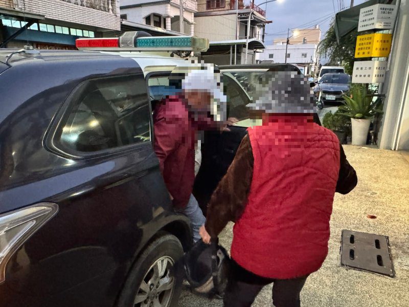 港灣新聞網 / 高齡夫婦機車爆胎困台1線　枋寮暖警即時伸援平安送返家
