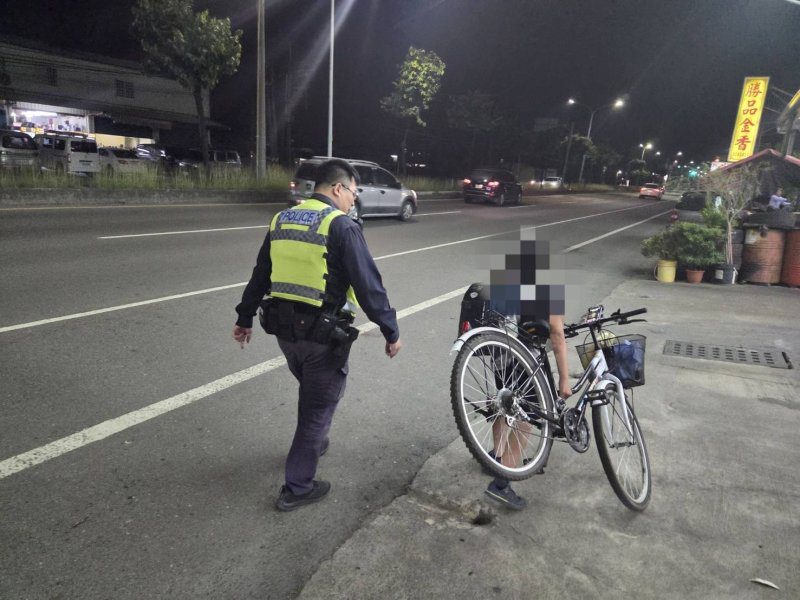 港灣新聞網 / 天黑扛單車好危險！東港暖警陪學童走1公里平安返家
