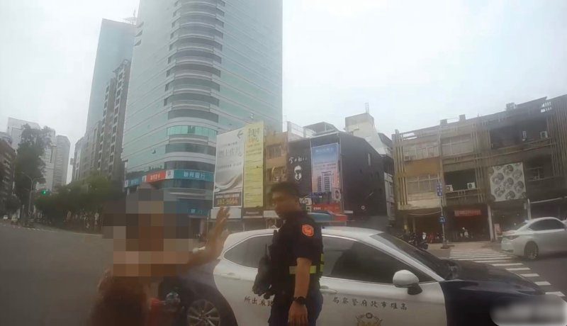 港灣新聞網 / 迷途2小時走6公里！78歲婦人從左營走到苓雅　警跨區尋回助團圓