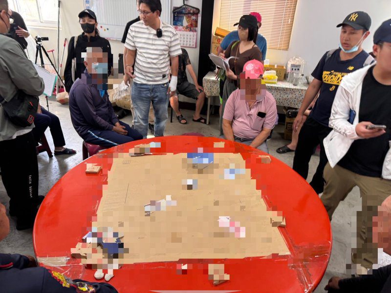 港灣新聞網 / 跨海掃蕩小琉球職業賭場！東港警快打逮19人查扣11萬賭資