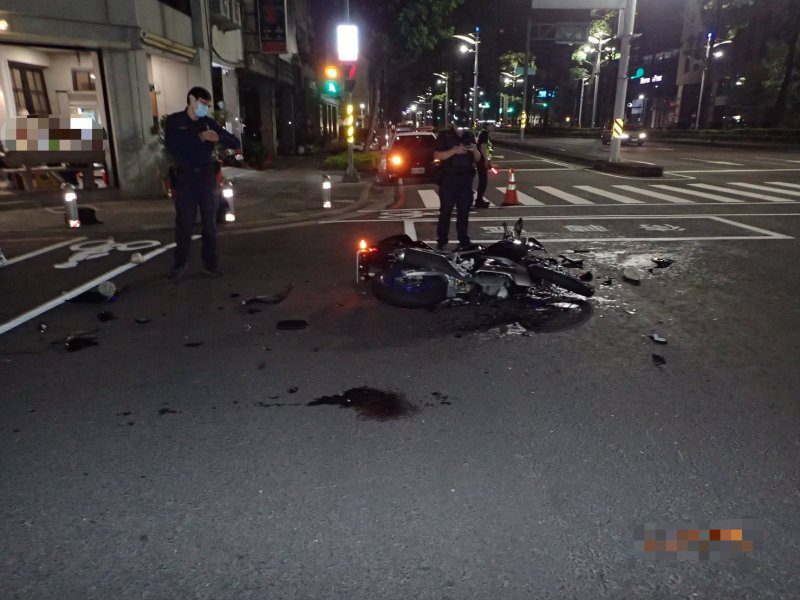 港灣新聞網 / 高雄中山路車禍！右轉未依號誌釀碰撞　19歲騎士送醫