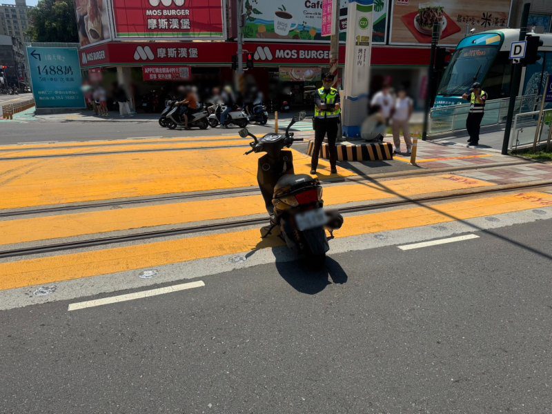 港灣新聞網 / 高雄大順二路機車碰撞！待轉偏移釀事故　騎士擦傷幸無大礙