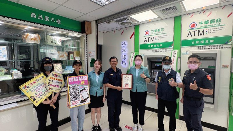 港灣新聞網 / QR Code報案立功！枋寮警聯手郵局即時阻詐　守住老婦3萬2千元