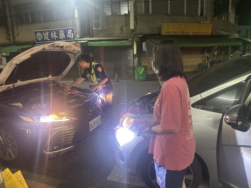 港灣新聞網 / 汽車拋錨卡路口！內埔警火速救援　電霸啟動助脫困
